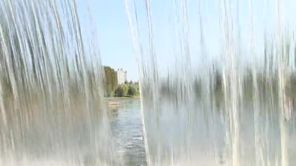 Künstlicher Wasserfall in der Halle — Stockvideo