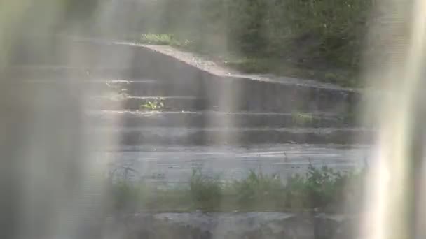 Künstlicher Wasserfall in der Halle — Stockvideo