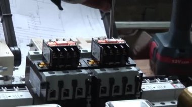 Elektrik donatımı ile çalışmak