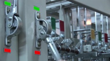 Elektrik besleme gerilimi geçiş yapar..