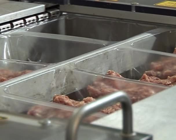 Embalaje al vacío de carne — Vídeos de Stock