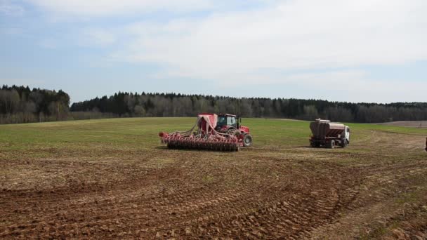 Traktor sät Getreide aus. — Stockvideo