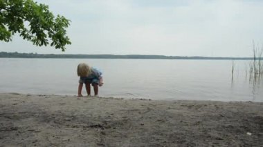 küçük kız göl üzerinde oynama