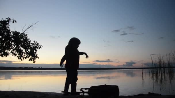 Dívka si hraje na pobřeží — Stock video