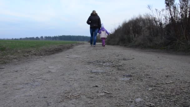 Mother with her daughter — Stock Video