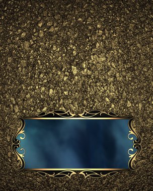 Model altın arka plan üzerinde blue bir tabakta