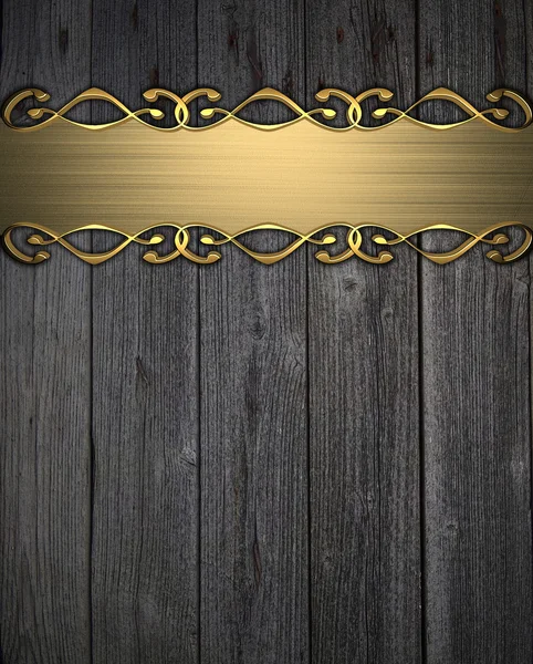 Золотая табличка с золотыми узорами на деревянном фоне — стоковое фото