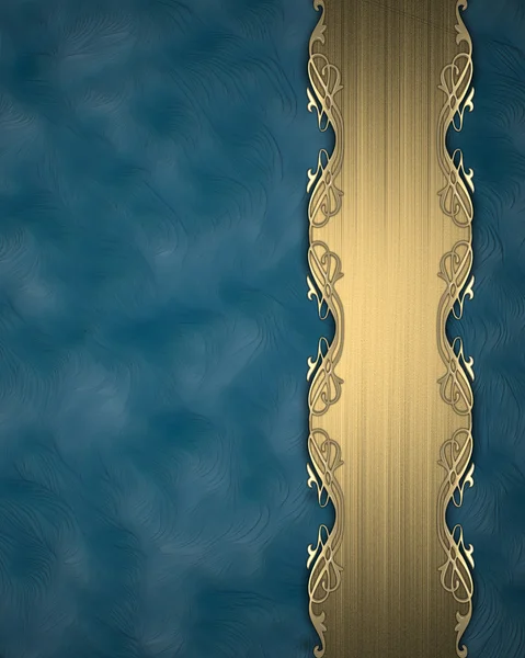 Красивый узор на золотой пластине на синем фоне — стоковое фото