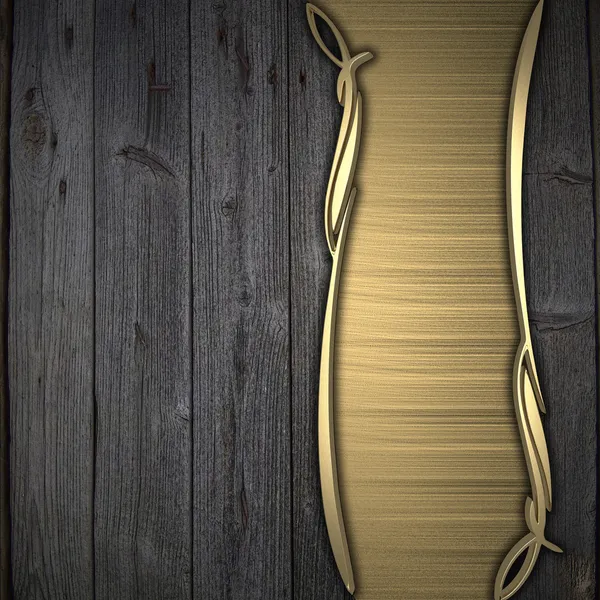 Schönes Muster auf einem Goldteller auf einem Holzhintergrund — Stockfoto