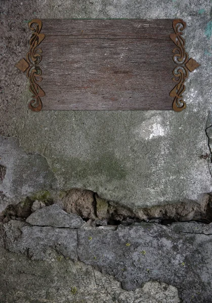 Oude muur achtergrond met houten naam plaat — Stockfoto