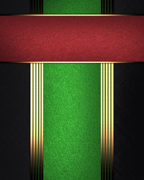 Siyah arka plan, bir yeşil isim levhası ve kırmızı plaka — Stok fotoğraf