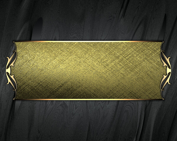 Черный фон с золотой пластиной и красивой золотой отделкой
