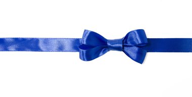 mavi kurdele beyaz zemin üzerinde yay ile