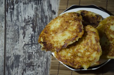 antika arka plan üzerine bir tabak kızarmış kek