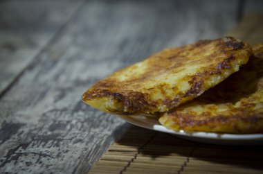 antika arka plan üzerine bir tabak kızarmış kek