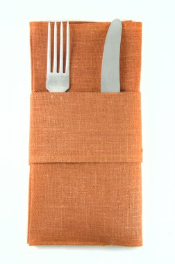 çatal ve bıçak güzel kırmızı bir beze sarılmış. Beyaz arka plan üzerinde izole