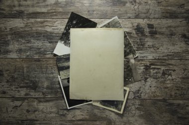 ahşap masa arka planda Retro hala eski fotoğrafları