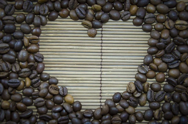 Srdeční kávový rám z kávových zrn — Stock fotografie