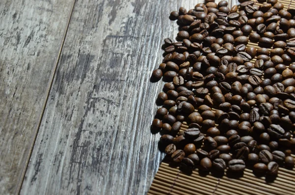 Kávová zrna na pozadí historických tabulek — Stock fotografie