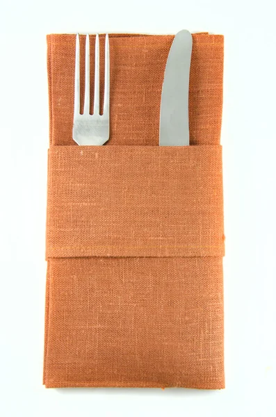 çatal ve bıçak güzel kırmızı bir beze sarılmış. Beyaz arka plan üzerinde izole