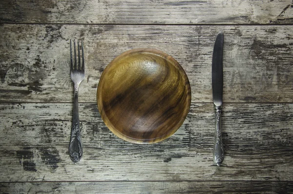 Saladeira de madeira na velha mesa marrom — Fotografia de Stock