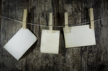 clothesline üzerinde ahşap masa arka plan asılı retro hala eski fotoğrafları