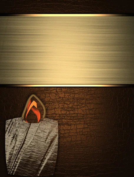 Textura de madeira com placa de identificação dourada e velas no canto — Fotografia de Stock