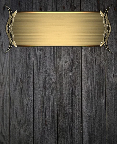Gouden plaat met gouden sierlijke randen, op houten achtergrond — Stockfoto