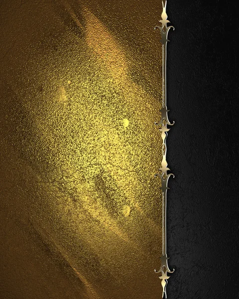 Zwarte plaat met gouden sierlijke randen, op gouden achtergrond. — Stockfoto