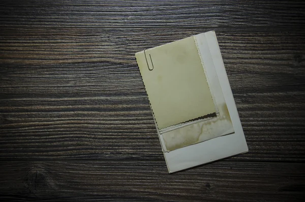 Oude vellen papier (foto's) op een houten achtergrond — Stockfoto