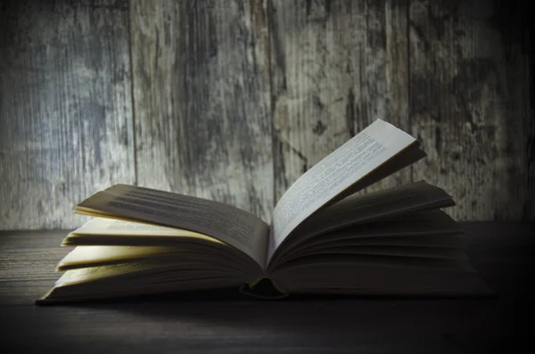 Livre ancien, ouvert, sur une vieille table en bois, avec chemin de coupe — Photo