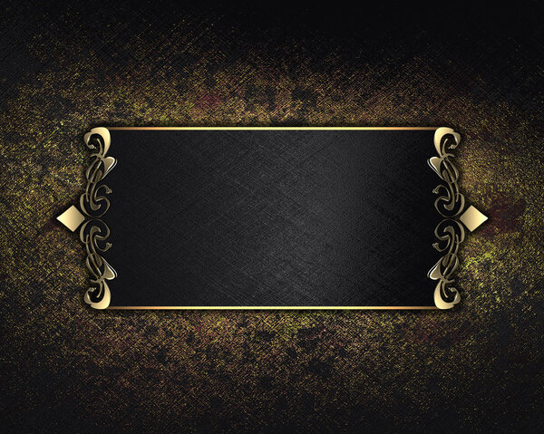 Старая изношенная текстура с черной табличкой с золотой отделкой
