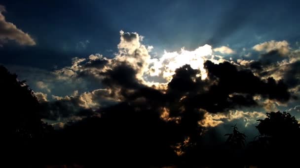 Nubes blancas esponjosas sobre el cielo — Vídeos de Stock