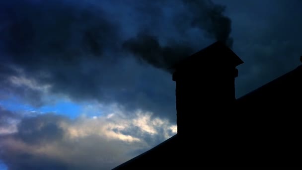 Zwarte rook fume stijgen van de schoorsteen — Stockvideo