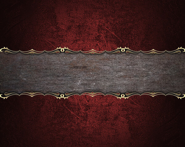 Деревянная доска с красной кромкой и золотой отделкой
