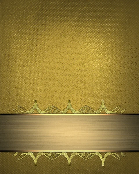 Fundo de ouro com uma placa de ouro decorativo com padrões nas bordas — Fotografia de Stock