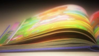 Kitap sayfaları çeviriliyor