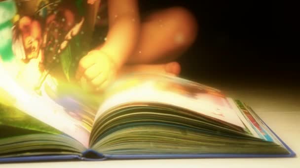 Gyermek egy könyvet olvas. A könyv, a mese és a misztériumok. Magic könyv