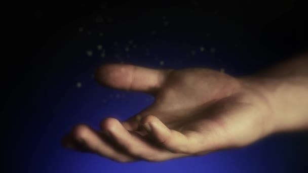 Des particules magiques. Ouvrez les mains d'un homme. Tenir, donner, atteindre, prendre le concept . — Video