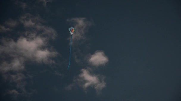 Кайт, летящий в облаках на закате — стоковое видео