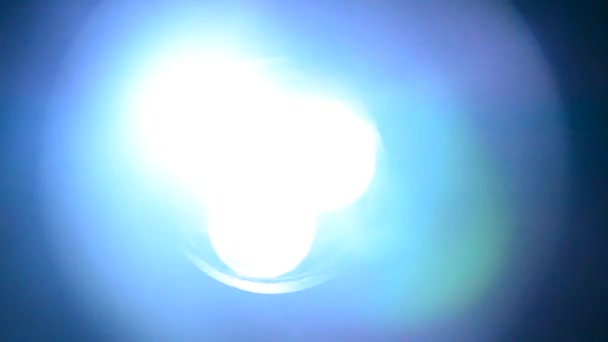 L'homme brille une lampe de poche dans l'obscurité 