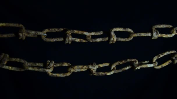 Rusty chain swinging in the dark — Stock Video