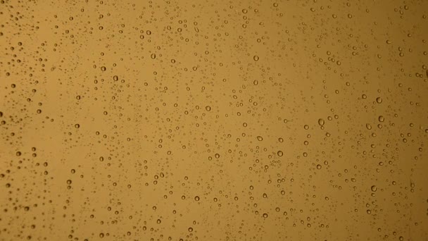 De fortes pluies par la fenêtre. Pluie qui goutte sur le verre — Video