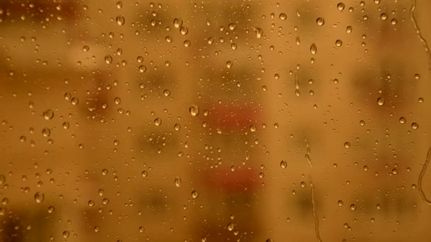 Zware regenval buiten het venster. regen druppels op het glas — Stockvideo
