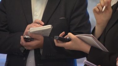 Röportaj, ses kaydedici. Muhabirler ve paparazziler.
