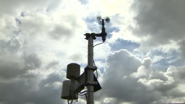 Anemometer bij het weerstation. Monitoring van de weersomstandigheden. Sterke wind voor de storm. — Stockvideo
