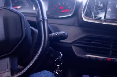 13 Şubat 2022, Rabat, Fas: Anahtarı kullanan adam arabanın motorunu çalıştırır.