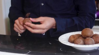 Mutfakta Bıçakla Çilek Kesen Adam