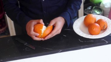 Mutfakta Bıçakla Çilek Kesen Adam