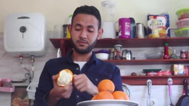 Mutfakta Bıçakla Çilek Kesen Adam